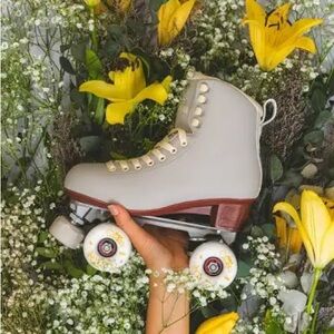 Chaya Roller Skates in Latte (and pads)